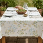 Toile cirée coton molletonné Jaune de Fleurs 140 cm – fleurs aquarelle jaune doré et bleu céladon sur fond blanc ivoire