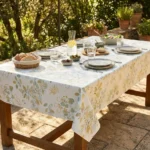 Toile cirée coton molletonné Jaune de Fleurs 140 cm – fleurs aquarelle jaune doré et bleu céladon sur fond blanc ivoire