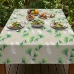 Protège-table GOMGOM Lupin Vert 140 cm – grandes feuilles de ginkgo vert tendre et vert sauge sur fond gris perle