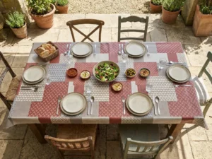 Toile cirée déco Nico 140 cm – patchwork géométrique en vieux rose, gris ardoise et beige lin, vendue au mètre ou sur mesure