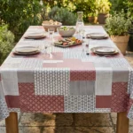 Toile cirée déco Nico 140 cm – patchwork géométrique en vieux rose, gris ardoise et beige lin, vendue au mètre ou sur mesure