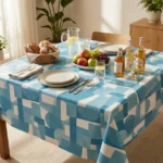 Toile cirée déco Nuance bleu 140 cm – blocs géométriques abstraits en bleu azur vif, bleu ciel doux et blanc cassé, vendue au mètre ou sur mesure