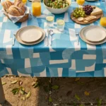 Toile cirée déco Nuance bleu 140 cm – blocs géométriques abstraits en bleu azur vif, bleu ciel doux et blanc cassé, vendue au mètre ou sur mesure