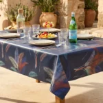 Toile cirée déco Santiago bleu 140 cm – grandes palmes botaniques en terracotta, bleu cobalt et vert sauge sur fond bleu marine, vendue au mètre ou sur mesure