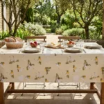 Toile cirée déco Sidonie 140 cm – oies et canards à l'aquarelle sur fond crème ivoire, vendue au mètre ou sur mesure