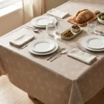 Toile cirée déco Sophie Beige 180 cm – aigrettes de pissenlit nacrées sur fond taupe chaud, vendue au mètre ou sur mesure