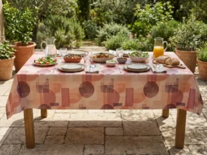 Toile cirée coton molletonné Torelence 140 cm – cercles et demi-cercles bordeaux, terracotta et rose poudré sur fond rose blush