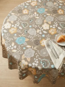 Toile cirée déco Lina 160 cm – motif floral vintage aux tons taupe, bleu azur et orange doré