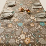 Toile cirée déco Lina 160 cm – motif floral vintage aux tons taupe, bleu azur et orange doré