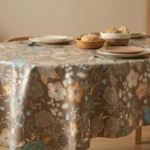 Toile cirée déco Lina 160 cm – motif floral vintage aux tons taupe, bleu azur et orange doré