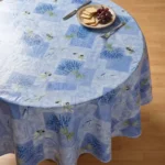 Toile cirée déco Olive Bleu 160 cm – motif provençal lavande et olives sur fond bleu lavande doux