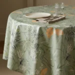 Toile cirée ronde Pimpaul 160 cm – motif botanique feuillages vert sauge et fleurs abricot aquarelle sur fond vert pâle