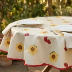 Toile cirée déco tournesol coquelicot 160 cm – tournesols jaune doré et coquelicots rouge vif sur fond blanc cassé