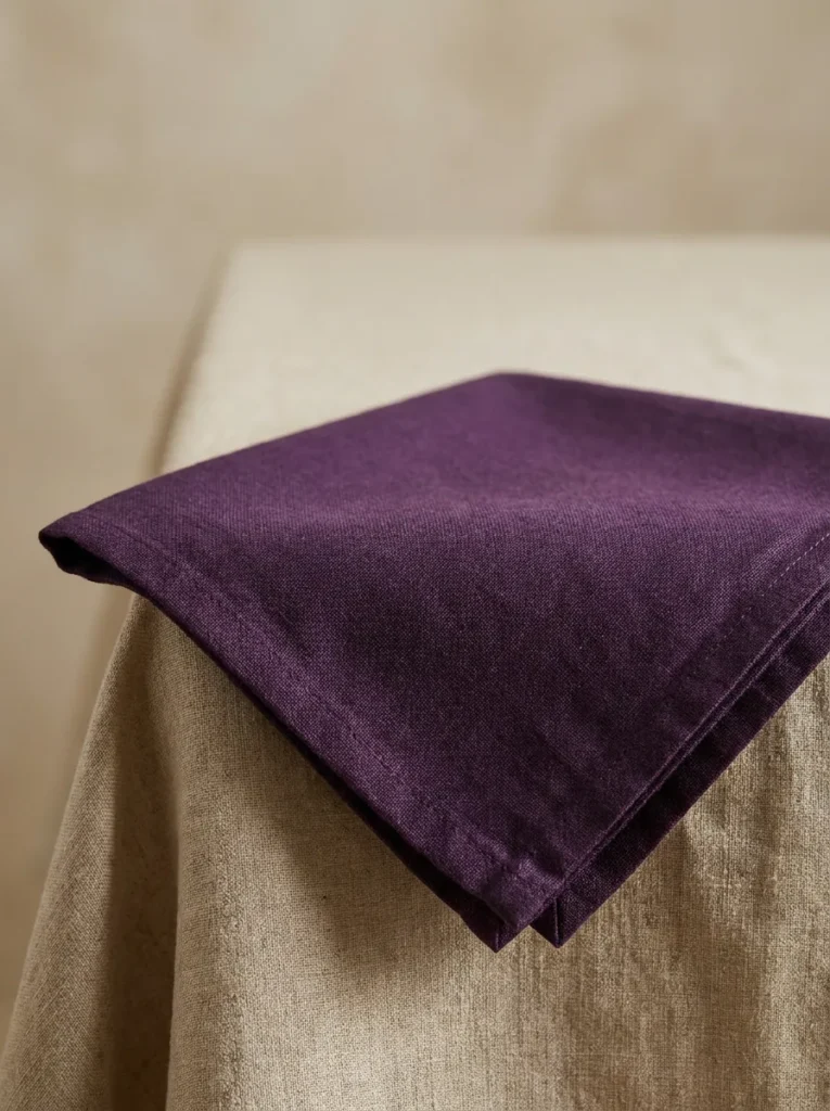 Détail tissu coton serviette de table aubergine – ourlet renforcé 44x44 cm