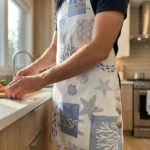 Homme portant un tablier adulte toile cirée motif marin Croisic en cuisine