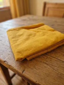 Détail tissu coton serviette de table jaune curry – ourlet renforcé 44x44 cm