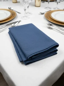 Détail tissu coton serviette de table bleu navy – ourlet renforcé 44x44 cm
