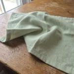 Détail tissu coton serviette de table vert céladon – ourlet renforcé 44x44 cm