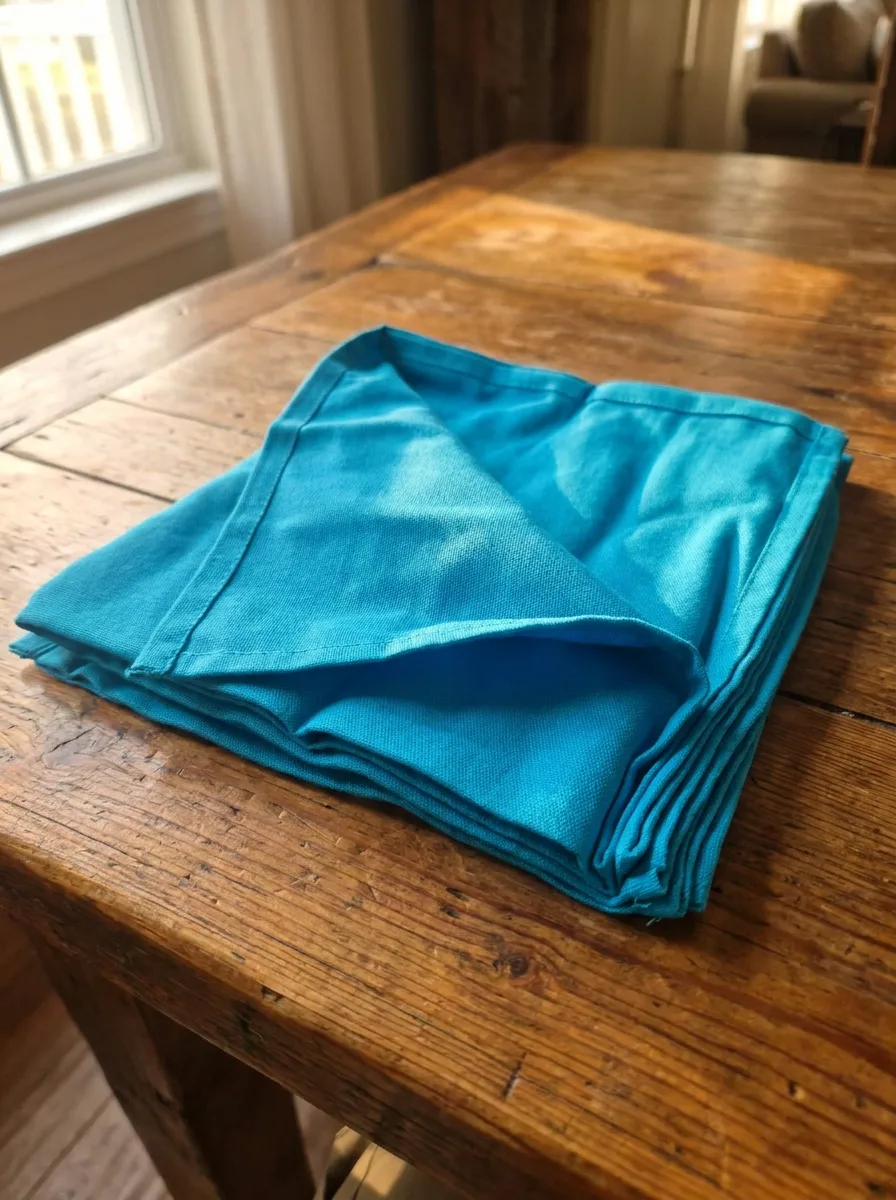 Détail tissu coton serviette de table bleu pétrole – ourlet renforcé 44x44 cm