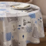 Nappe polyester sur mesure Atlantide sur table ronde – motif patchwork marin bleu azur et gris, rendu côtier et élégant