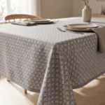 Nappe polyester sur mesure Manon gris drapée sur table – rendu élégant et contemporain