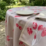 Détail du motif tulipes rouge vif sur fond taupe rosé – nappe polyester sur mesure Tulipe taupe