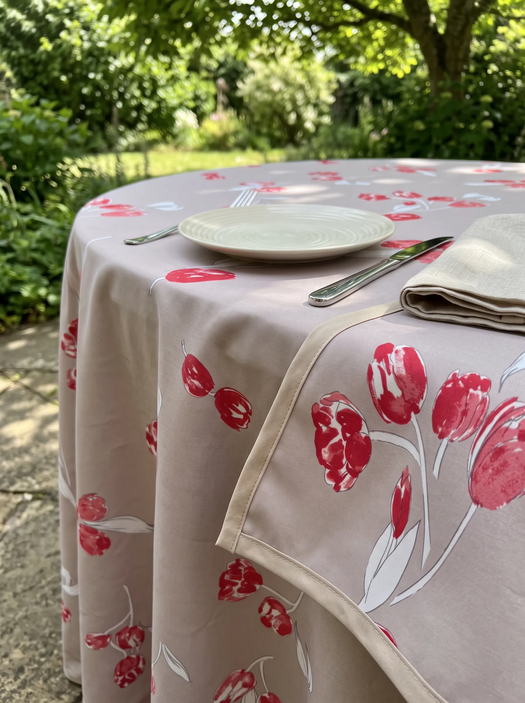 Détail du motif tulipes rouge vif sur fond taupe rosé – nappe polyester sur mesure Tulipe taupe