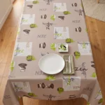 Nappe polyester sur mesure Zen taupe drapée sur table – rendu naturel et apaisant