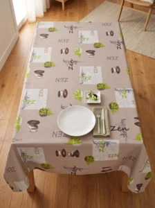 Nappe polyester sur mesure Zen taupe drapée sur table – rendu naturel et apaisant