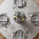 Toile cirée molletonné Damast Gris – motif floral façon damassé en camaïeu de gris et blanc, OEKO-TEX®, largeur 140 cm