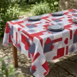 Détail du motif cœurs et graphismes rouge et gris – nappe polyester sur mesure Estelle rouge