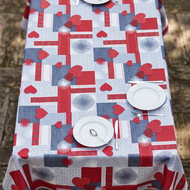 Nappe polyester sur mesure Estelle rouge drapée sur table – rendu festif et contemporain