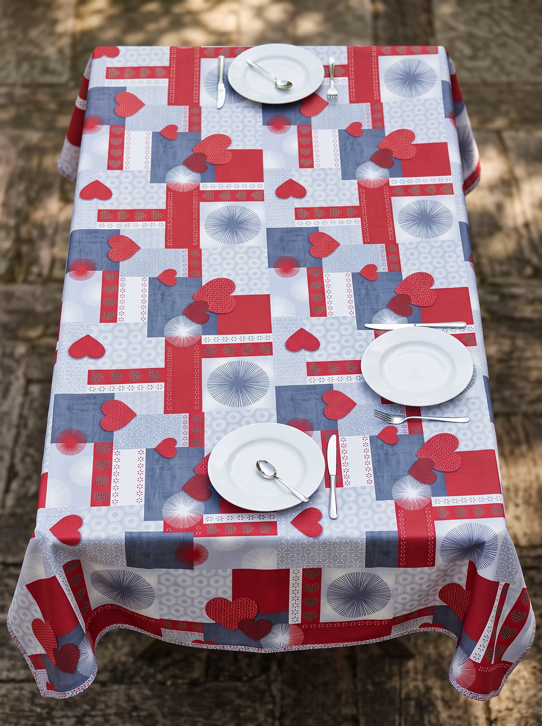 Nappe polyester sur mesure Estelle rouge drapée sur table – rendu festif et contemporain