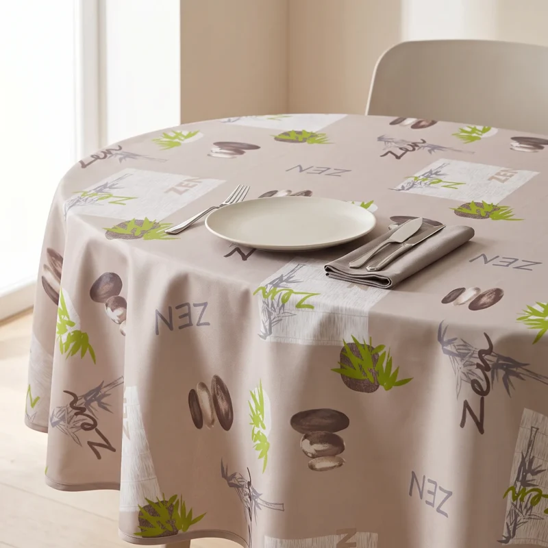 Nappe polyester sur mesure Zen taupe – motif galets empilés et bambous vert anis sur fond taupe