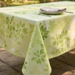 Détail du motif grandes feuilles tropicales vert foncé sur fond blanc – nappe polyester sur mesure Feuillage vert