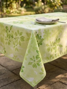 Détail du motif grandes feuilles tropicales vert foncé sur fond blanc – nappe polyester sur mesure Feuillage vert