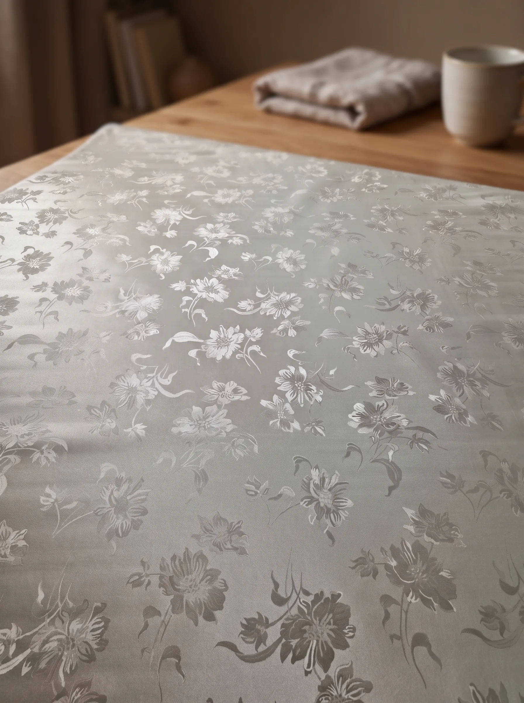 Toile cirée molletonné Damast Gris – motif floral façon damassé en camaïeu de gris et blanc, OEKO-TEX®, largeur 140 cm