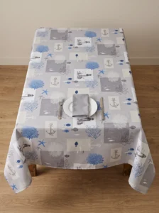 Détail du motif patchwork marin phares, ancres et coraux bleu azur et gris – nappe polyester sur mesure Atlantide