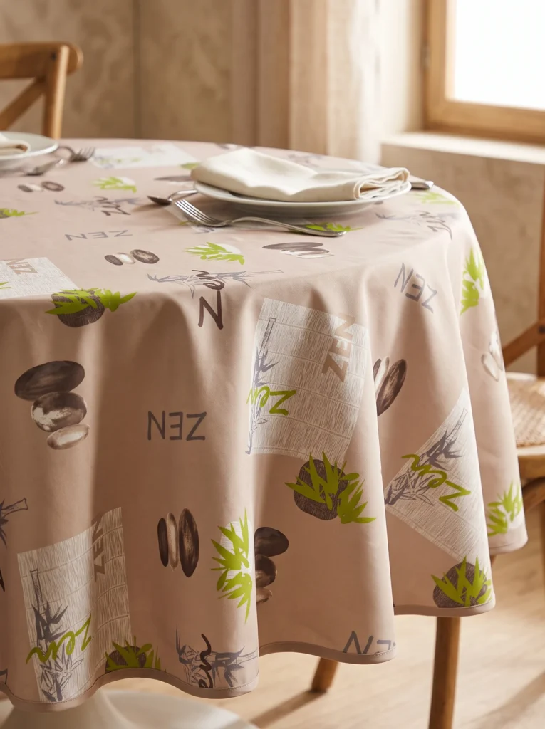 Détail du motif galets empilés et bambous vert anis sur fond taupe – nappe polyester sur mesure Zen taupe