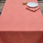 Détail du coloris uni terracotta chaud aux reflets rosés et ocre – nappe polyester sur mesure Aubade terracotta
