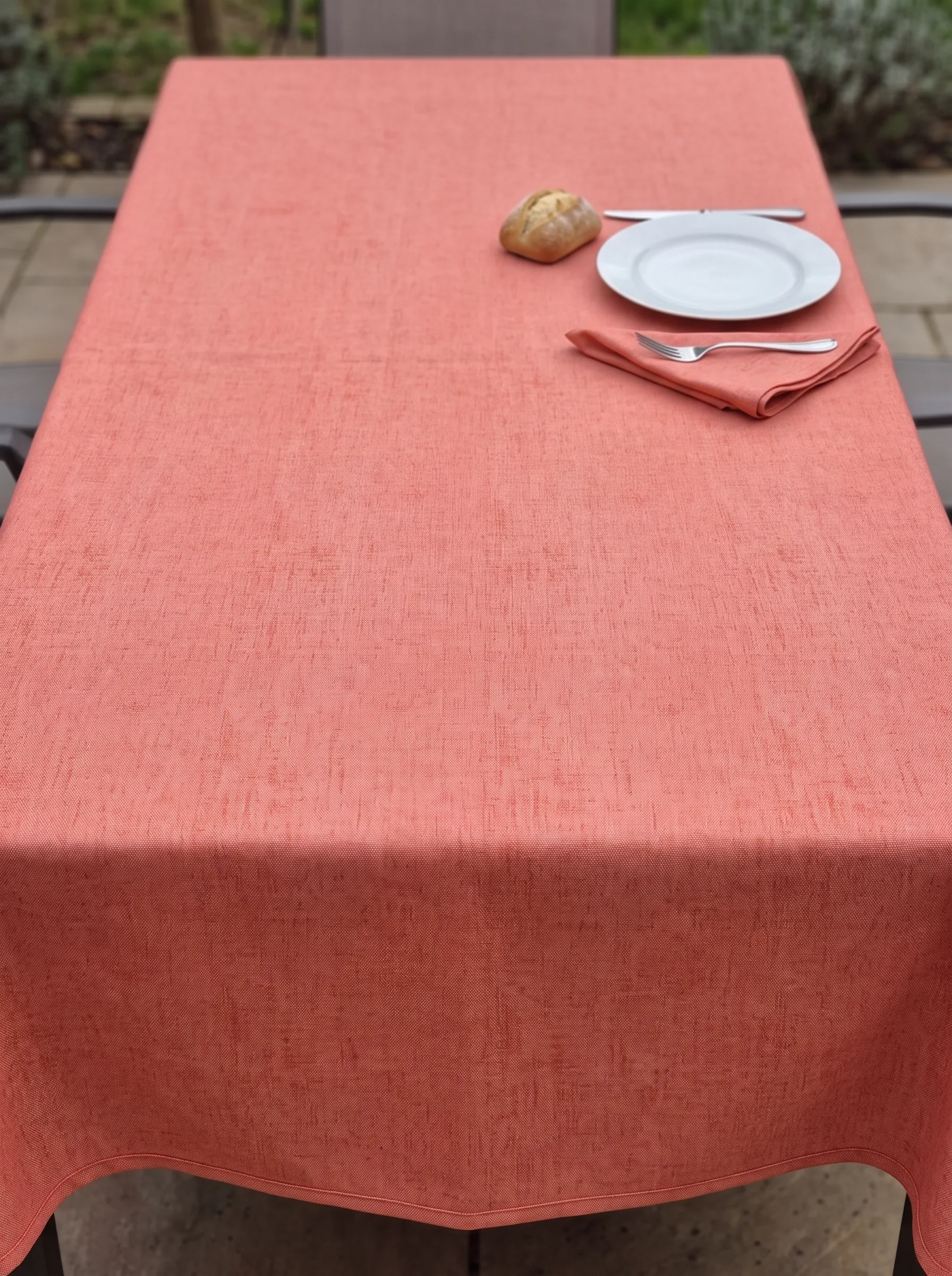 Détail du coloris uni terracotta chaud aux reflets rosés et ocre – nappe polyester sur mesure Aubade terracotta