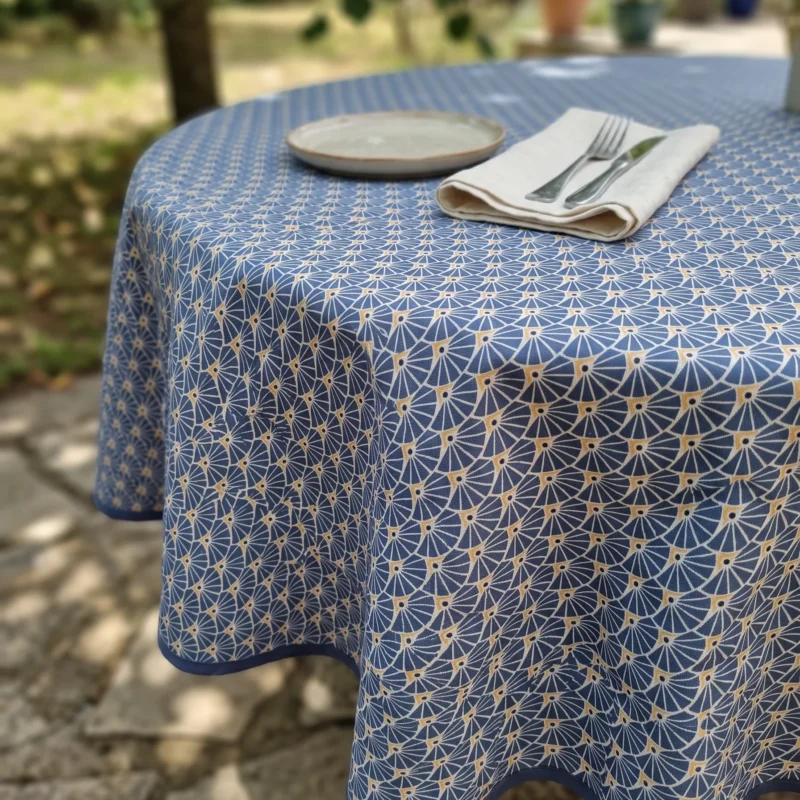 Détail du motif éventail art déco bleu et doré – nappe polyester sur mesure Manon bleu