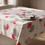 Détail du motif coquelicots aquarelle rouge et gris sur fond blanc – nappe polyester sur mesure Poppies blanc