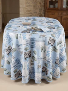 Nappe polyester sur mesure Marina bleu sur table ovale – motif marin bleu ciel et gris, rendu élégant