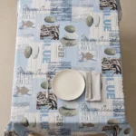 Détail du motif patchwork marin bleu ciel, galets et bois flotté – nappe polyester sur mesure Marina bleu