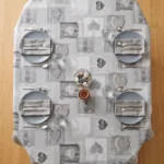 Toile cirée molletonné Tendresse Gris – motif cœurs graphiques en camaïeu de gris et blanc, OEKO-TEX®, largeur 140 cm