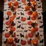 Toile cirée Halloween – motif citrouilles orange, chats noirs et chauve-souris sur fond blanc, largeur 140 cm
