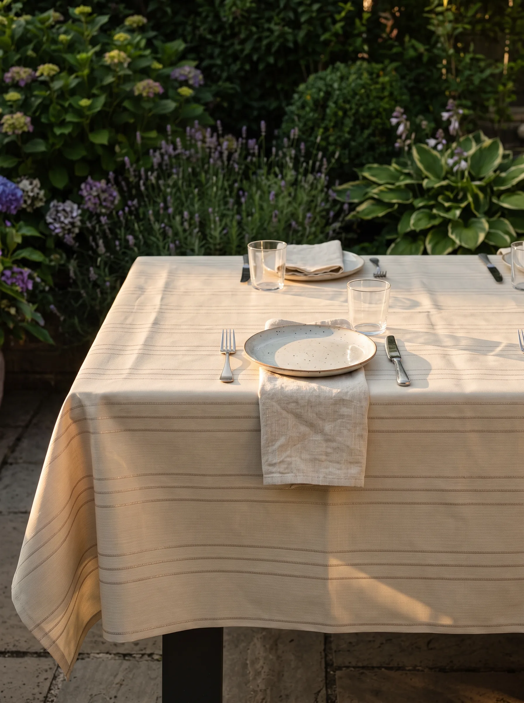 Toile cirée déco Riviera beige sur table rectangulaire dressée – rayures fines argentées sur fond beige sable effet lin, ambiance salle à manger épurée
