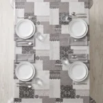 Toile cirée molletonné Dentelière gris sur grande table rectangulaire dressée – motif patchwork dentelle et broderie gris anthracite et blanc, grande tablée