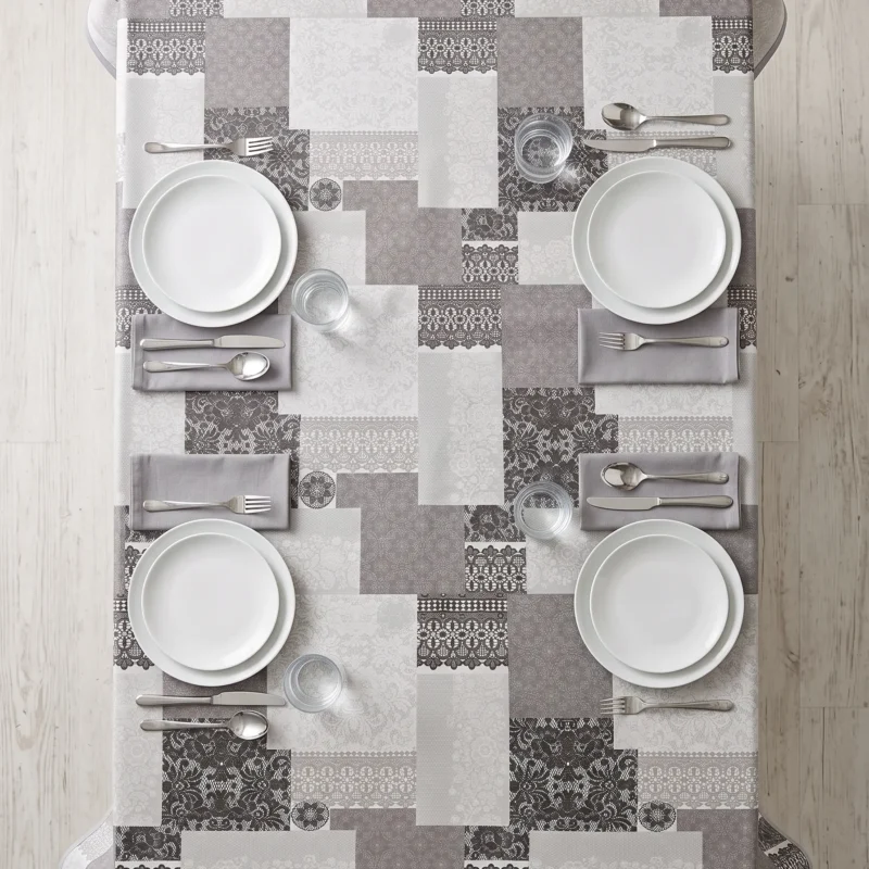 Toile cirée molletonné Dentelière gris sur grande table rectangulaire dressée – motif patchwork dentelle et broderie gris anthracite et blanc, grande tablée